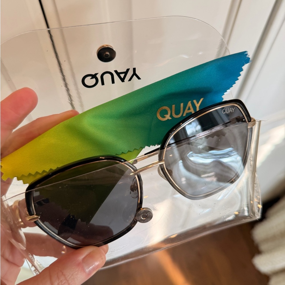 Quay verve 125 Australia Black and Gold Hexagonal Sunglasses - Picture 6 of 6